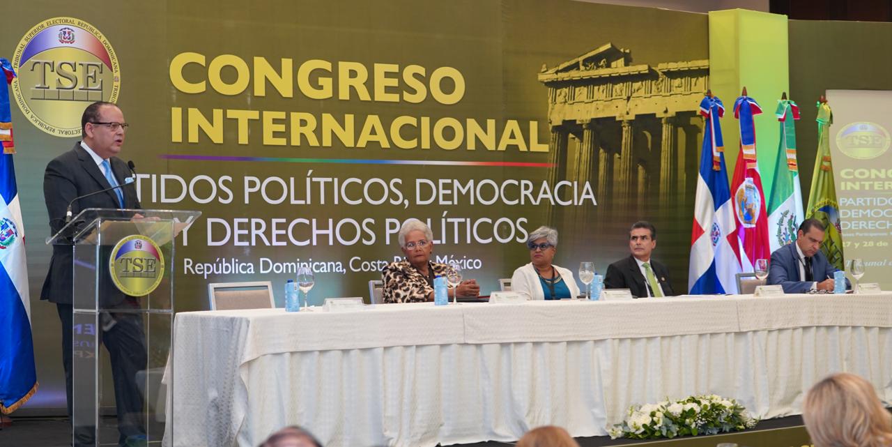 Santo Domingo, RD. -El doctor Trajano Vidal Potentini consideró que el transfuguismo es como un vicio dentro de los sistemas parlamentarios, pero que, no es el caso de República Dominicana. “Si bien los partidos políticos son el vehículo principal para la presentación de candidaturas, las personas votan por las personas que las ostentan y no necesariamente por el partido”. Sostuvo que los derechos políticos no sólo son fundamentales, sino también humanos y de especial tratamiento a nivel internacional. Al participar como expositor en el congreso internacional “Partidos Políticos, Democracia y Derechos Políticos” propuso que su defensa a los Derechos Políticos, debe pasar a todos los miembros de la sociedad, no solo el Estado. Al exponer sobre el tema Derechos Políticos durante el segundo día del congreso dijo que el Tribunal Constitucional dominicano, planteó como máximo intérprete de la constitucionalidad, identificó que el derecho al voto no se extiende a cualquier ámbito, sino que este, se relaciona con la participación en los asuntos públicos. Indicó que el derecho al voto se extiende mediante elecciones o mediante los mecanismos de participación directa, el plebiscito y el referendo. Planteó que el principio democrático sirve como base para construir una jurisdicción especializada, como lo es el Tribunal Superior Electoral, y constitucionalizar a los partidos políticos. Sostuvo que, de ahí, que el artículo 3 de la Carta Magna consagra que la democracia reside en el pueblo y que el artículo 23 de la Convención Interamericana de Derechos Humanos consigne la dimensión de los derechos políticos.